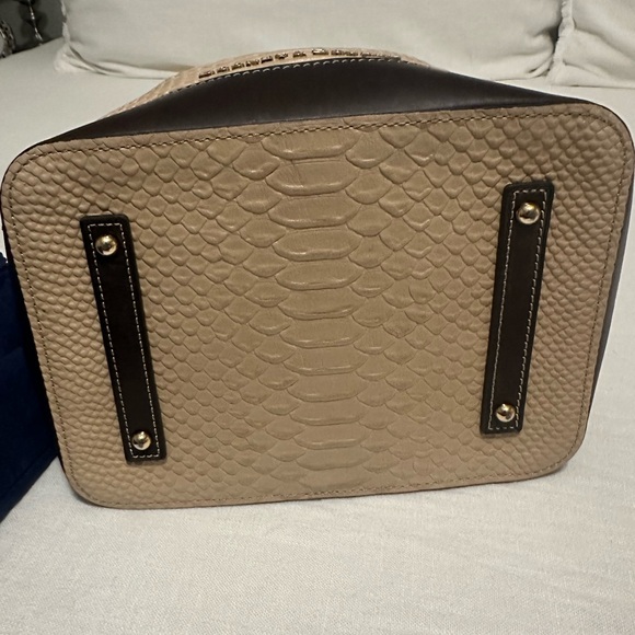 Limited Edition Dooney and Bourke drawstring bucket bag in Alligator - Picture 7 of 13